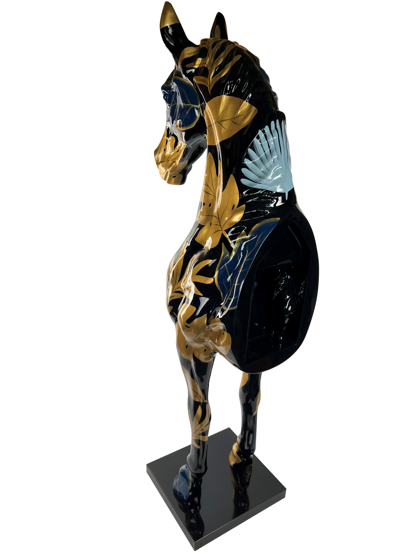 Sculpture de cheval noir à la feuille d'or