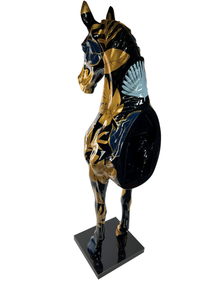 Sculpture de cheval noir à la feuille d'or